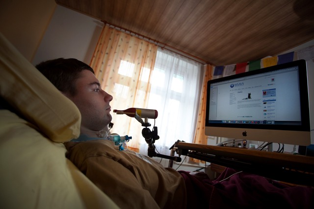 Jan bedient seinen Computer mit der IntegraMouse vom Bett aus.