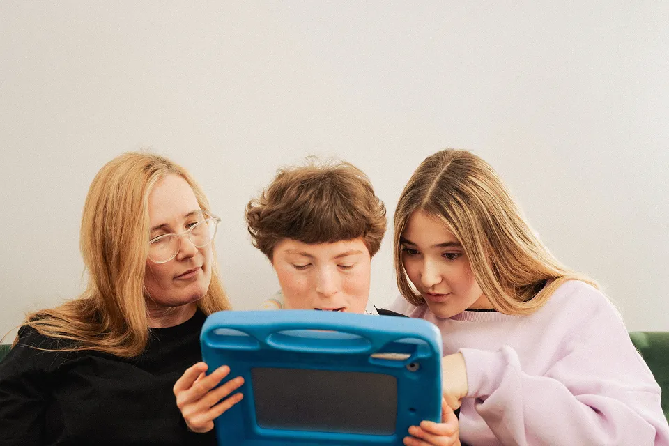 Abby, Gundula und Stella nutzen den Talker gemeinsam im Alltag © Samuel Kuro